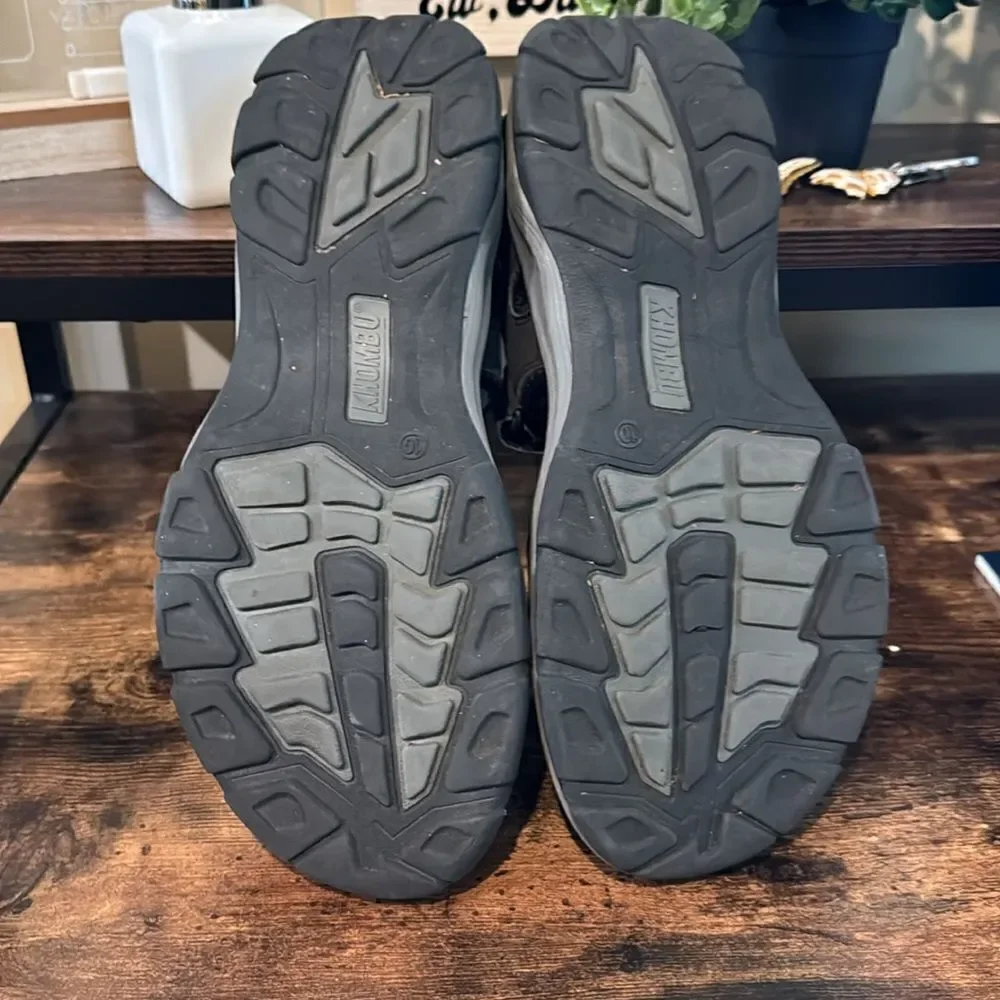 Khombu black Barracuda Sandals size 10